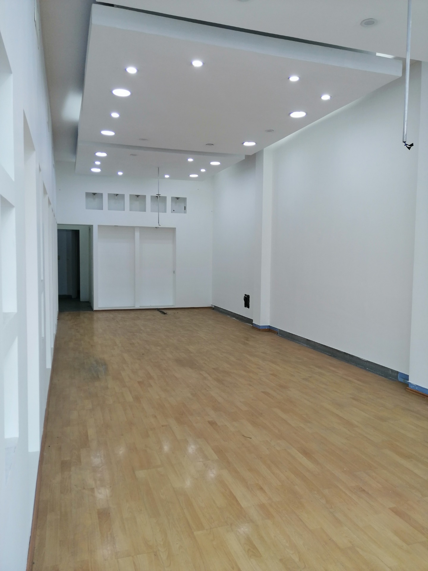 ALQUILER DE EXCLUSIVO Y AMPLIO LOCAL COMERCIAL EN SAN ISIDRO (AVENIDA PRINCIPAL)